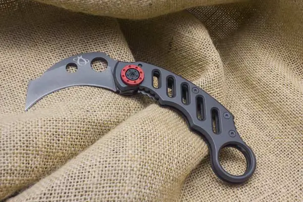 are karambits legal in canada