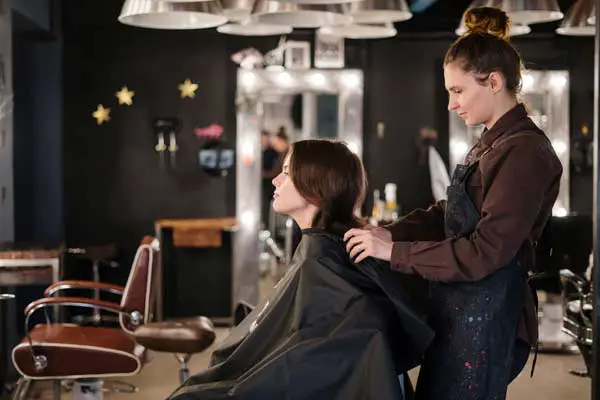 How Much to Tip Your Hairdresser: Canadian Tipping Customs